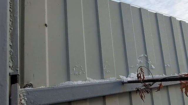 Выдавливает столбы у забора (часть 4) смотреть онлайн