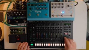 Драм-машина Roland TR8s и педали эффектов