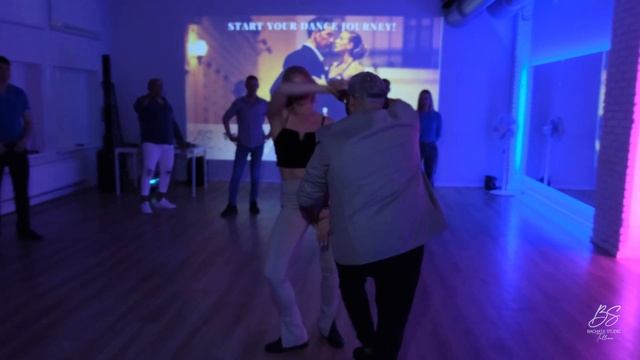 Tutto Durán - Santa de mi devoción / Bachata demo by Roberto & Kelli / Bachata 2023 смотреть онлайн