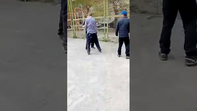 Двое быдло напали на алкаша которой украл у них куртку, а потом разбили мой телефон к чертям собачи смотреть онлайн
