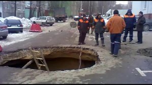 В Минске на проезжей части образовалась огромная дыра