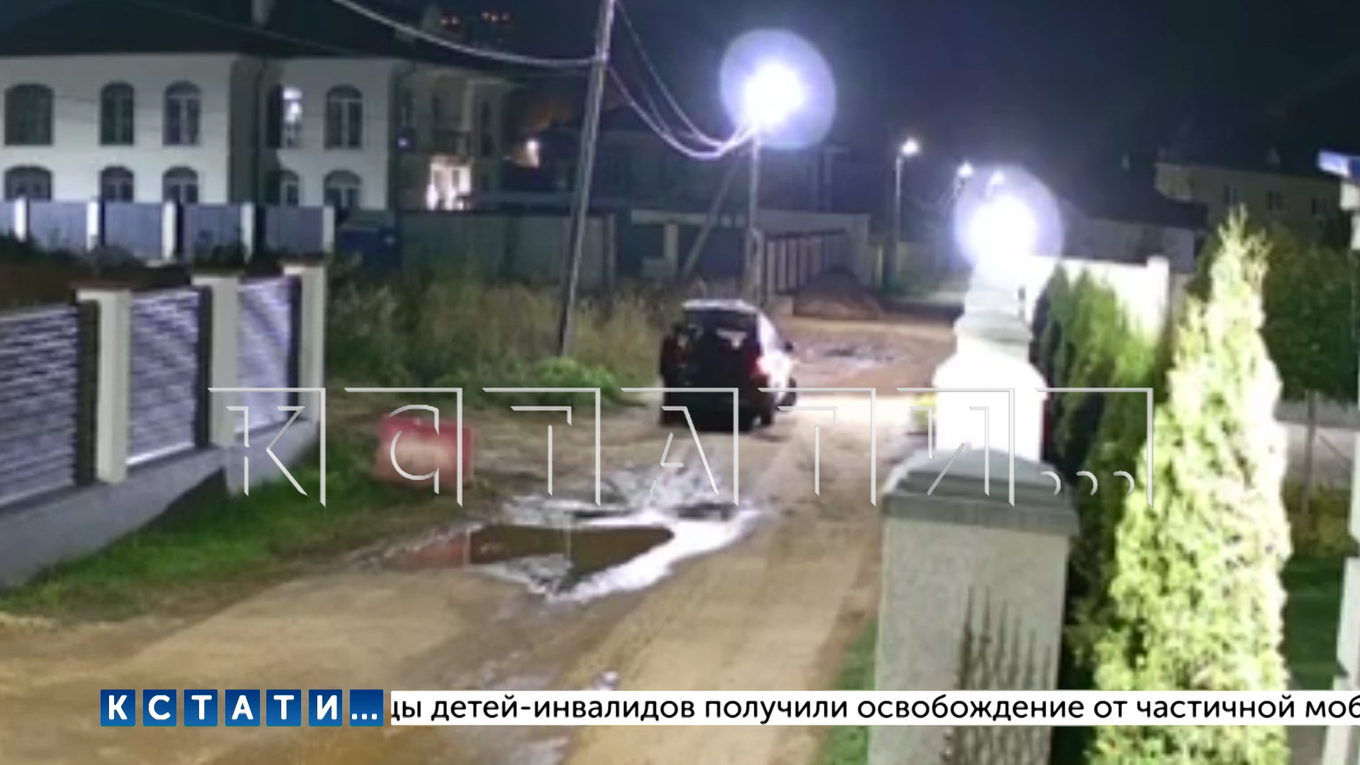 Жулики на автомобиле разворовывают канализационные люки, не боясь камер видеонаблюдения