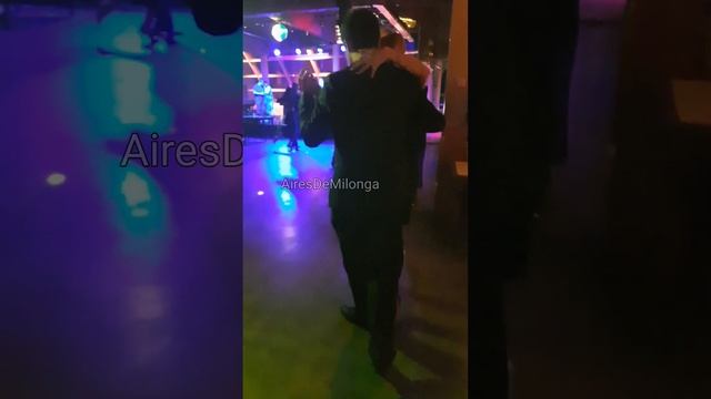 Baile de  tango pasos,  Anushka y compañero en Muy Martes milonga, Buenos Aires