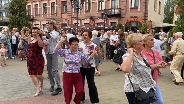 Посмотрите, какие у нас заводные танцоры! Просто прелесть!!!