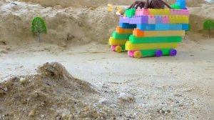 Подборка экскаваторов-самосвалов и тракторов, играющих в песке - История игрушечных машинок