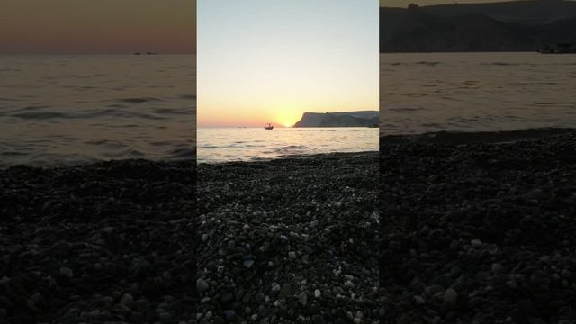 Вот такой закат сейчас видно с пляжа "Серебряный" ("Ближний") Балаклава, Севастополь, Крым. смотреть онлайн