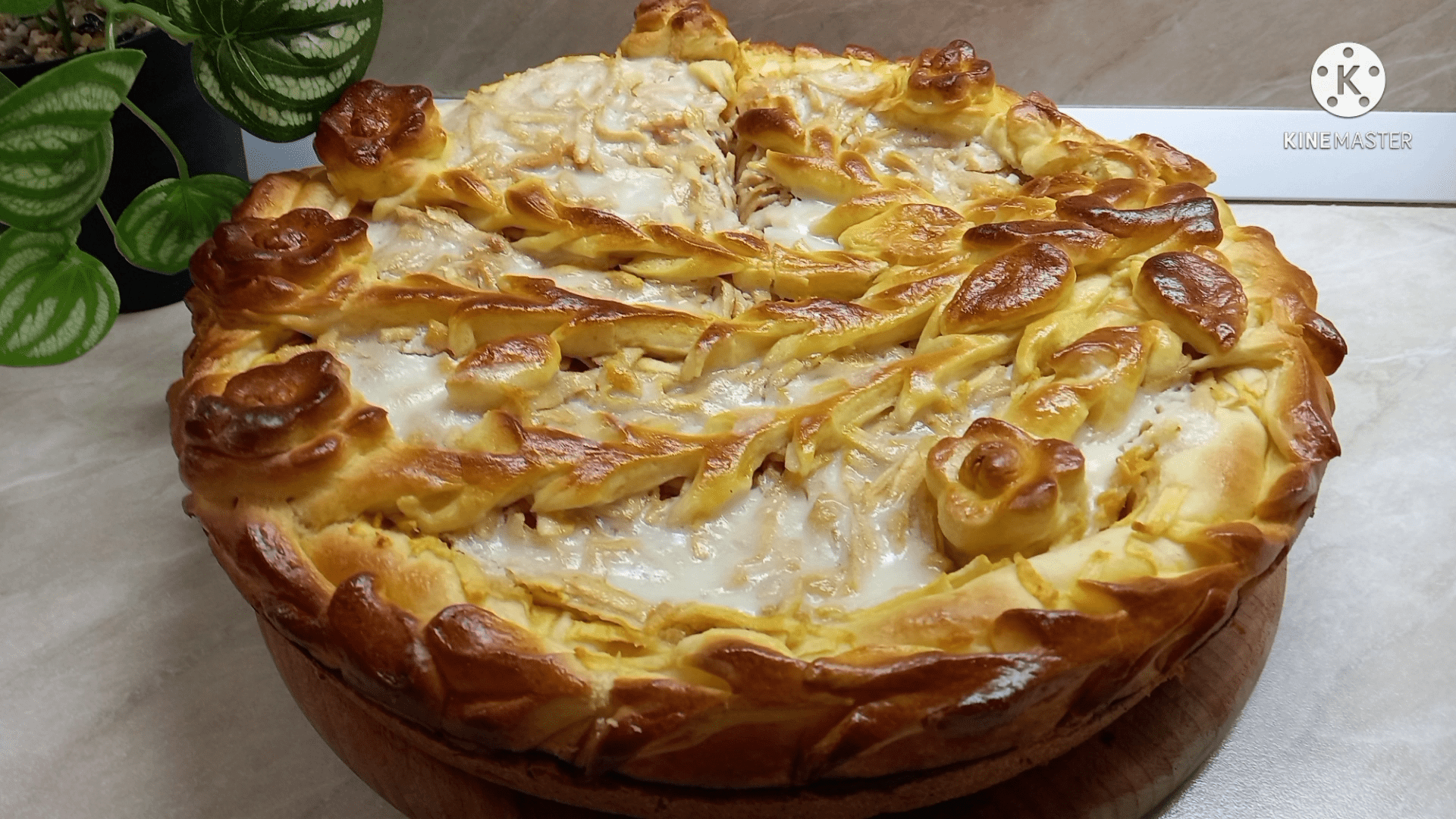 Изумительно вкусный пирог с начинкой из свежего яблока.