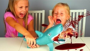 ЧУТЬ НЕ УБИЛА СЕСТРУ ИЗ-ЗА ДЕТСКОЙ ИГРУШКИ