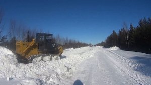 Работа бульдозера SHANTUI SD23. Расчистка дороги.