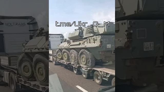 Украинский дальнобойщик высмеивает Западный металлолом, который везут в сторону неньки)🤣