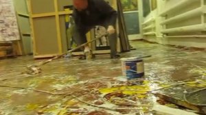 Художник Сергей ФЕДОТОВ пишет картину на полу...