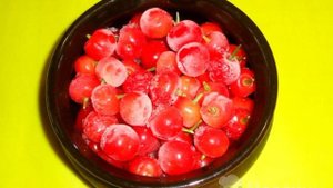 Компот из клубники, шелковицы и вишни