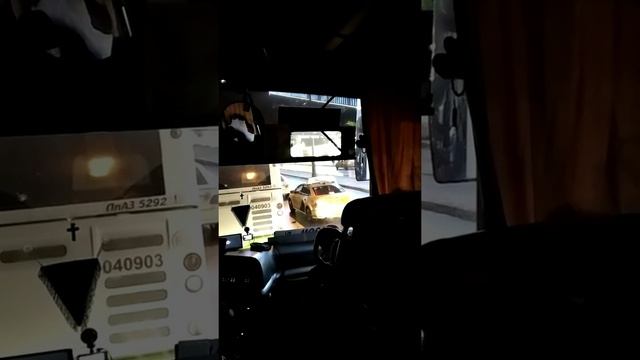 Спуск на автобусе с крыши 6 этажного т. центра, где расположен вокзал. Москва. смотреть онлайн