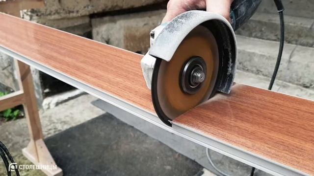 Угловая столешница в исполнении со стандартной комбинированной отдельностоящей плитой. смотреть онлайн