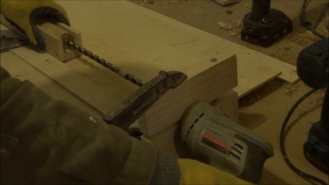 Сквозное отверстие в деревянной болванке. смотреть онлайн