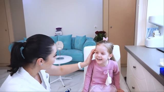 Прокалываем ушки и выбираем первые сережки