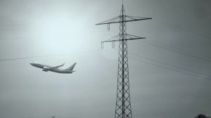 Зачем на ЛЭП вешают большие красные шары.