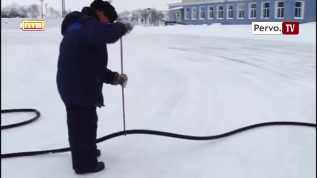 В Первоуральске заливают каток и стадион