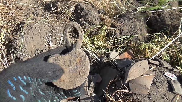 В земле их было четыре штуки!!! Копнул в случайном месте и сначала увидел одну! А затем еще... смотреть онлайн