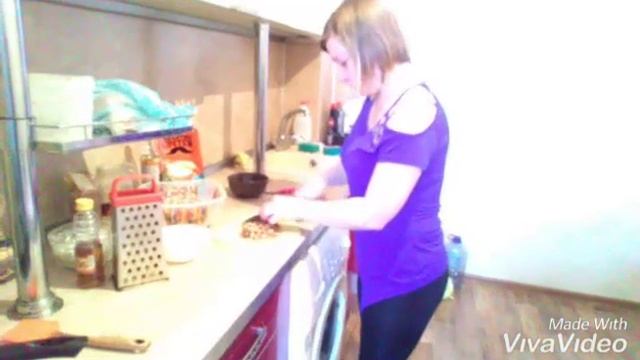 Салат "лесной"с копченой курицей,грецкими орехом,сыром,черносливом,грибами.