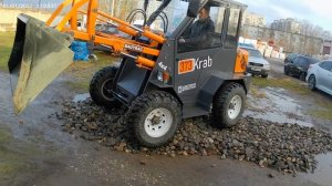 Минипогрузчик Krab 373 в работе