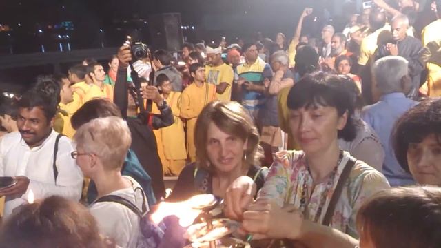 Вечерняя молитва на берегу Ганга в индуистском храме в Ришикеше - 3 смотреть онлайн