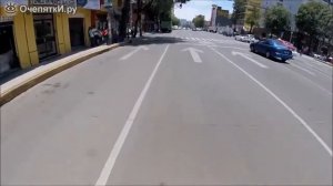 Велосипедист гонится за собакой.mp4