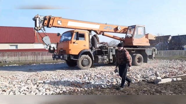 Стоянка для техники/Часть 4/Засыпаем участок/увеличиваем территорию/прикатываем стоянку краном