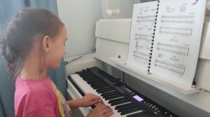 "Ручеек", девочка Лиза играет на фортепиано 1 класс