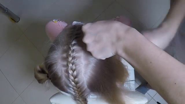 Тройная КОСА. Модные детские прически. смотреть онлайн