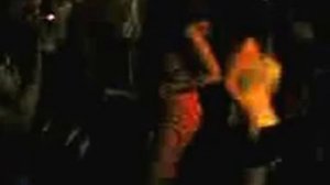 Девушка в розовом платье танцует в ночном клубе.Sweet girl in pink dress dancing in night club.