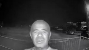 Мужик ругается с умным домофоном мем