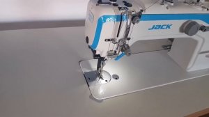Masina de cusut cu triplu transport JACK JK-2060G in timpul coaserii - Goodstyle SRL