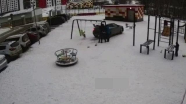 Жительница Сургута въехала на машине в качели с качающиемся детьми.