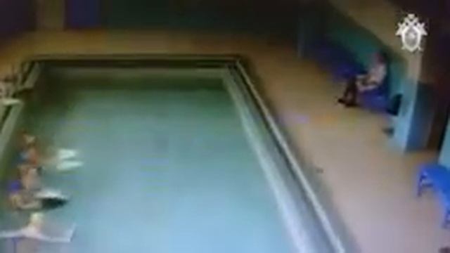 В Шлиссельбурге потолок бассейна обвалился на головы детям смотреть онлайн