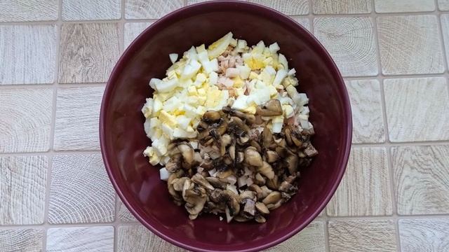 Салат Любимый с курицей и грибами