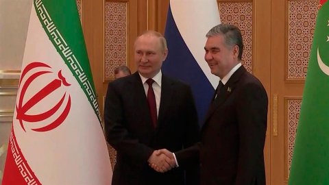Владимир Путин прибыл в Ашхабад для участия в Каспийском саммите