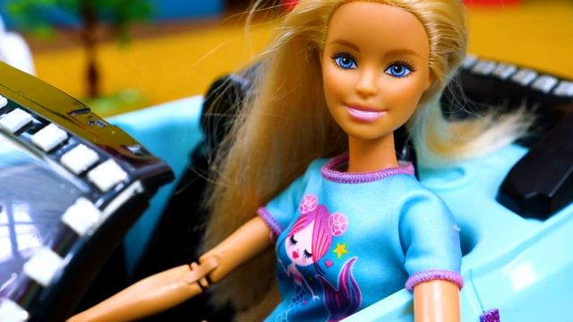 Видео про игры в куклы Барби. Кукла Барби устроила для Куклы Синди Автошколу. Игрушки для девочек смотреть онлайн