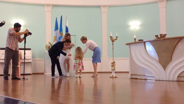 Маленькая девочка Василиса подносит свадебные кольца