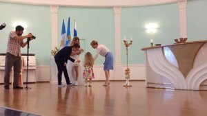 Маленькая девочка Василиса подносит свадебные кольца