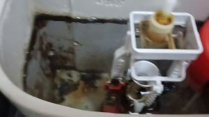 чистим сливной бачок унитаза
