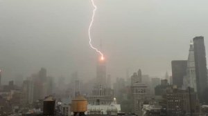  Молния ударила в Эмпайр-стейт-билдинг: видео