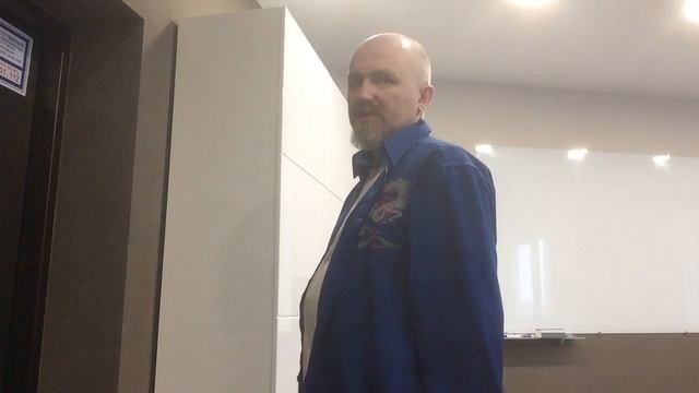 Вертикальная опора в столбе: Стоим столбом у стены в метро в лесу.