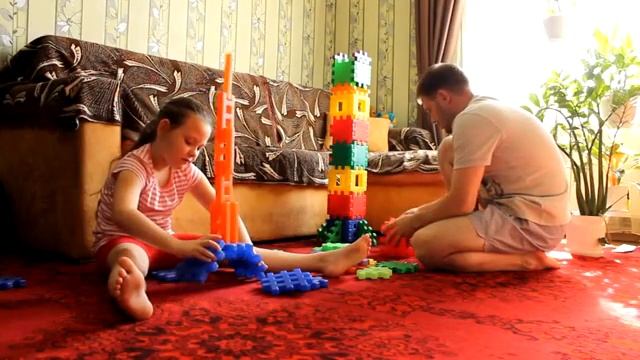Как построить высокую Башню из конструктора. Игры с конструктором. Видео