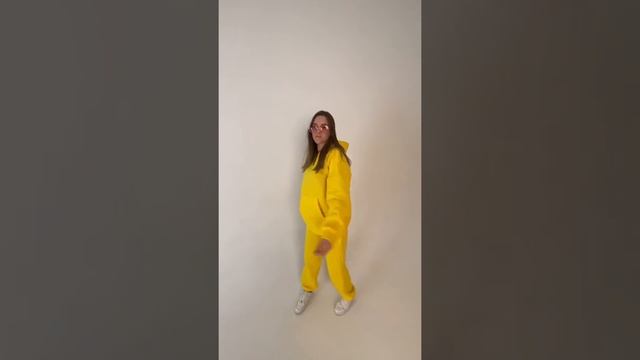 Желтый костюм оверсайз смотреть онлайн