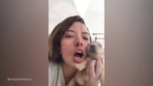 Девушка учит выть щенка