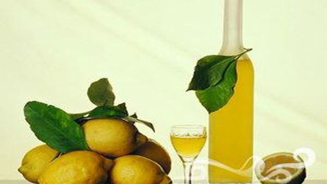 Лимончелло с шампанским. Коктейль с Лимончелло рецепт. Ликер Лимонка. Лимонная настойка.