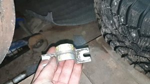 Стук подвески Renault Laguna II. Замена кронштейна стабилизатора.