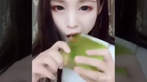 японцы едят лёд,залипалка.