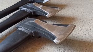 Мощный топор-колун для заготовки дров.